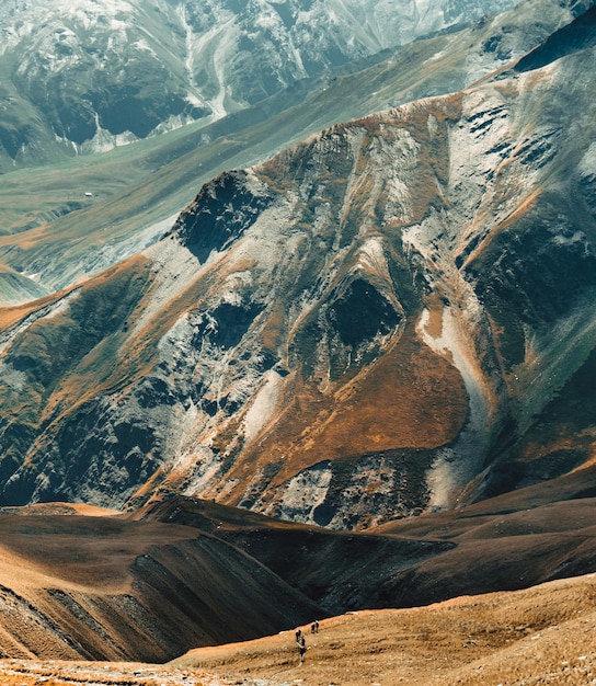 Luftaufnahme der Landschaft mit Bergkette im Hintergrund