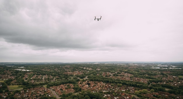 Foto luftaufnahme der landschaft vor bewölktem himmel