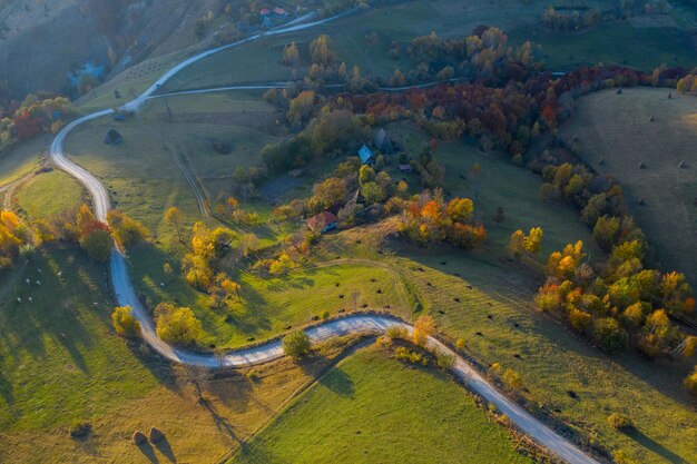 Luftaufnahme der Landstraße im Herbst