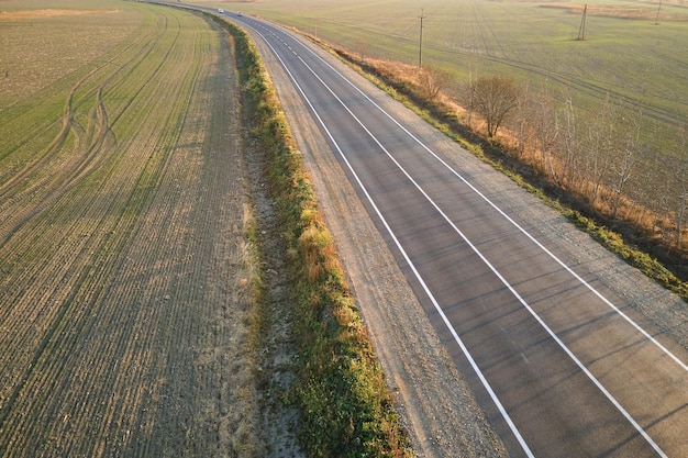 Luftaufnahme der leeren Intercity-Straße bei Sonnenuntergang. Draufsicht von der Drohne der Autobahn am Abend