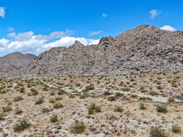 Luftaufnahme der leeren Schotterstraße in der trockenen Wüste von Arizona