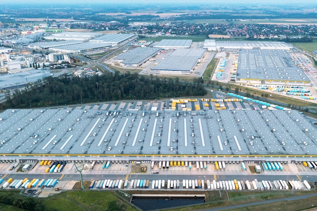 Luftaufnahme der LKW-Beladung im Logistiklager