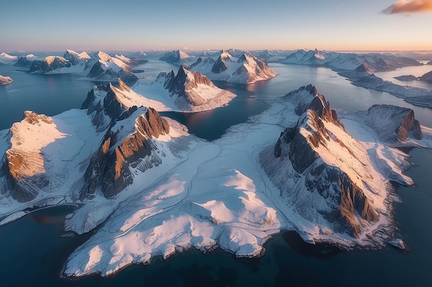 Luftaufnahme der Lofoteninseln Norwegen Berge und Meer bei Sonnenuntergang Natürliche Landschaft aus der Luft von der Drohne Norwegen in der Winterzeit