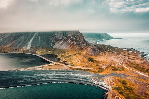 Luftaufnahme der majestätischen Landzunge Eystrahorn oder des Krossasnesfjall-Gebirges mit neblig bedeckter Halbinsel im Sommer im Osten Islands