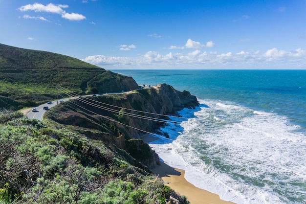 Luftaufnahme der malerischen Küstenstraße Montara, Kalifornien