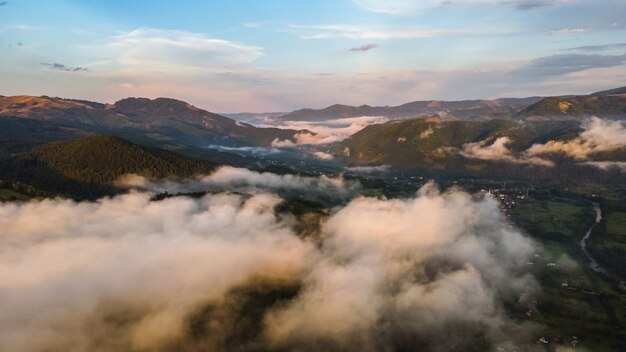 Luftaufnahme der malerischen Landschaft mit Wolken und Bergen.