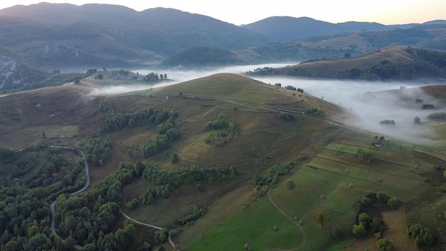 Luftaufnahme der malerischen Morgenlandschaft in den Bergen