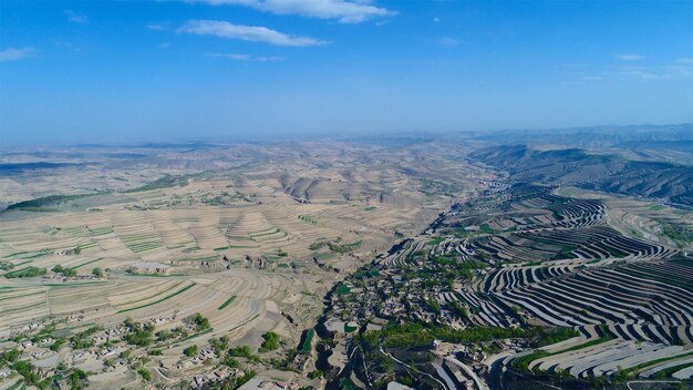 Luftaufnahme der Massenproduktion von terrassenförmig angelegten Feldern während der Sommertrockenzeit Provinz Tianshui Gansu