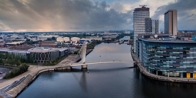 Luftaufnahme der Medienstadt Großbritannien ist am Ufer des Manchester in der Abenddämmerung