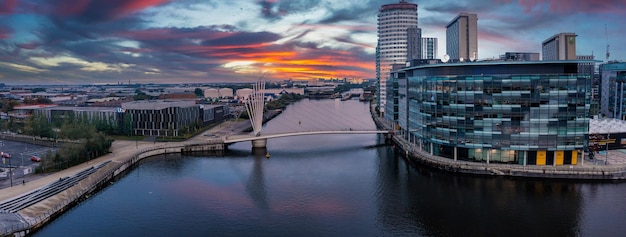 Luftaufnahme der Medienstadt Großbritannien ist am Ufer des Manchester in der Abenddämmerung