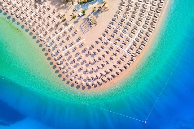 Luftaufnahme der Meeresbucht mit Sandstrand an sonnigen Tagen im Sommer Drohnenfoto der Blauen Lagune in Ölüdeniz, Türkei