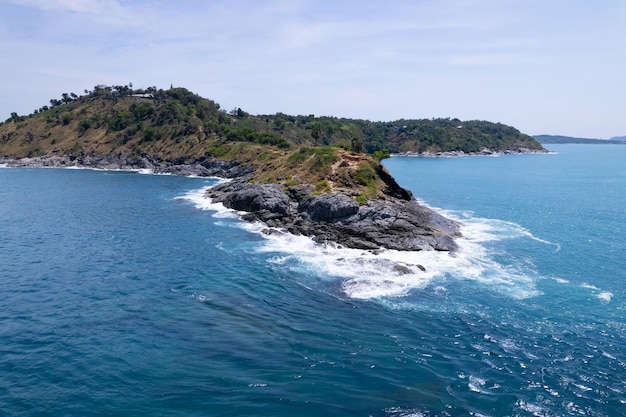 Luftaufnahme der Meeresküste in Phuket IslandSchöne Meeresoberfläche Erstaunliche Wellen Seascape Mountain View in Phuket Thailand