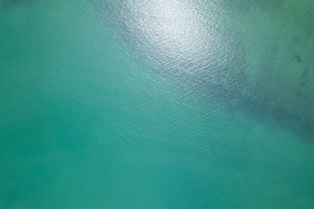 Luftaufnahme der MeeresoberflächeVogelperspektive Foto von blauen Wellen und Wasseroberflächenstruktur Türkisfarbener Meereshintergrund Schöne Natur Erstaunliche Aussicht auf den Meereslandschaftshintergrund