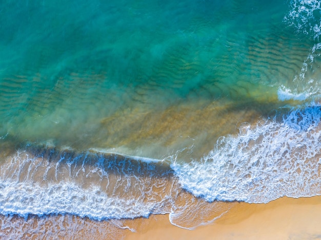 Luftaufnahme der MeeresoberflächeVogelperspektive Foto von Wellen und WasseroberflächenstrukturTürkisfarbener Meereshintergrund Schöne Natur Erstaunliche Aussicht auf das Meer Hintergrund