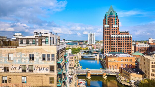 Foto luftaufnahme der milwaukee riverfront und der skyline der innenstadt