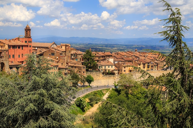 Luftaufnahme der mittelalterlichen Stadt Montepulciano im sonnigen Sommertag Toskana Italien