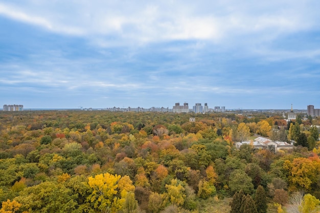 Luftaufnahme der modernen Stadt mit Herbstpark