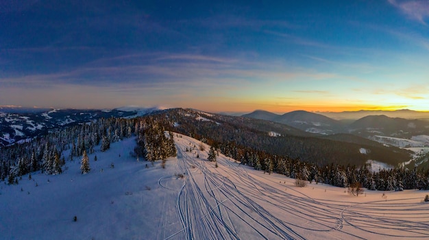 Luftaufnahme der mystischen Landschaft eines Winterbergwaldes an einem bewölkten, frostigen Tag. Das Konzept der rauen Schönheit der nordischen Länder. Exemplar