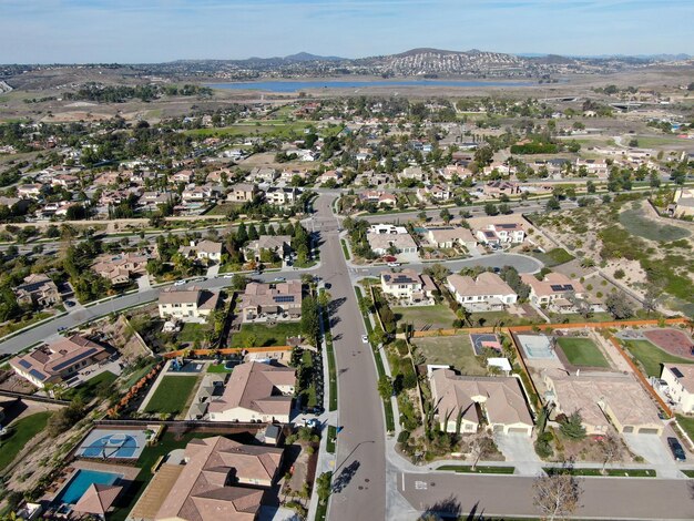 Luftaufnahme der Nachbarschaft mit Wohnhäusern und kleiner Straße in Chula Vista