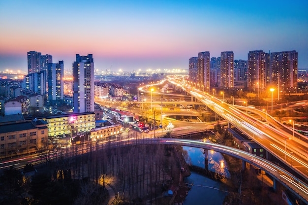 Luftaufnahme der Nachtübersicht der Stadt Qingdao