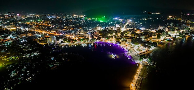 Luftaufnahme der nächtlichen Stadt Duong Dong, Phu Quoc, Vietnam, dies ist zentral überfüllt und geschäftig in der