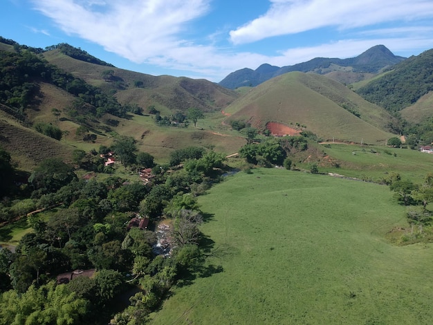 Luftaufnahme der Natur in Sana, Macaé, Bergregion von Rio de Janeiro. Drohnenfoto.