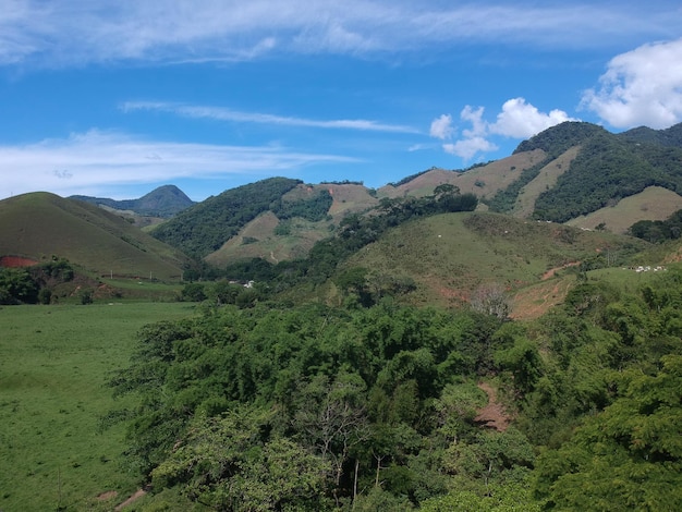 Luftaufnahme der Natur in Sana, Macaé, Bergregion von Rio de Janeiro. Drohnenfoto.