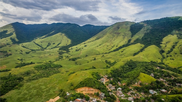 Luftaufnahme der Nova Iguacu Gebirgsstadt.