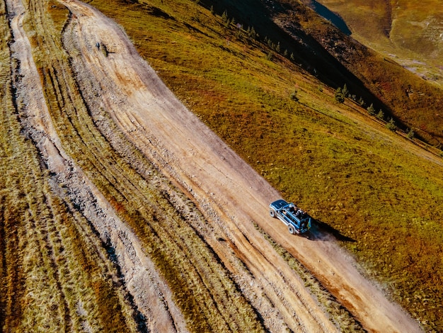 Luftaufnahme der Offroad-Attraktionsstraße zum Gipfel der Karpaten kopieren Raum Herbstsaison