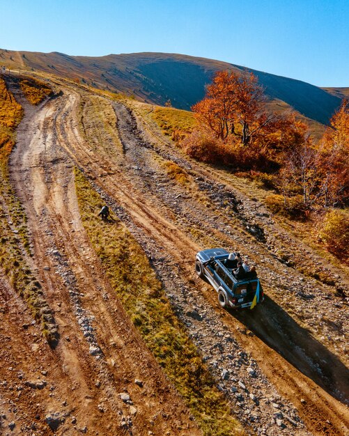 Luftaufnahme der Offroad-Attraktionsstraße zum Gipfel der Karpaten kopieren Raum Herbstsaison