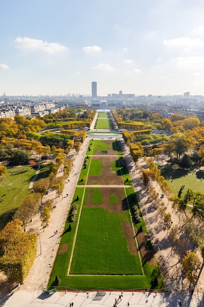 Luftaufnahme der Pariser Stadt und des Marsfeldes