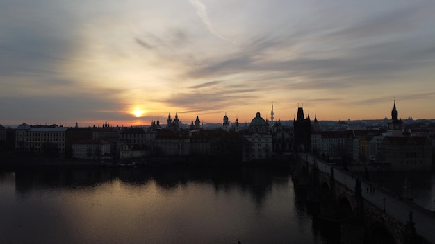 Luftaufnahme der Prager Altstadtarchitektur und Karlsbrücke über die Moldau bei Sonnenuntergang Altstadt