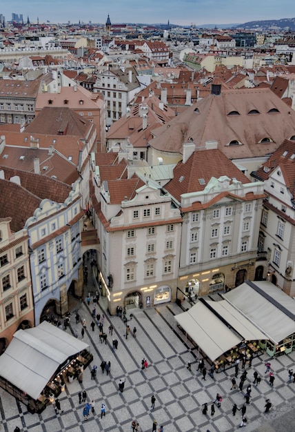 Luftaufnahme der Prager Skyline mit orangefarbenen Ziegeldächern in der Tschechischen Republik