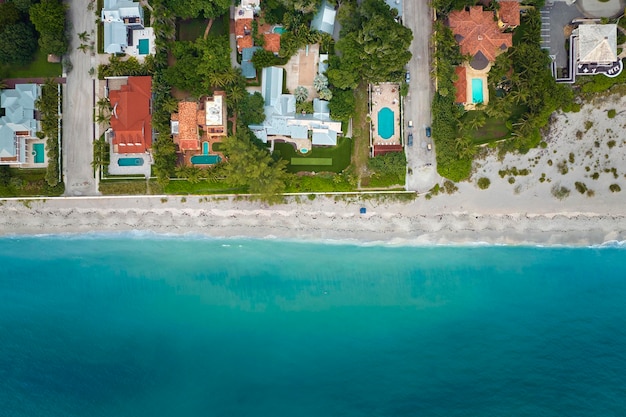 Luftaufnahme der reichen Nachbarschaft mit teuren Ferienhäusern in der Kleinstadt Boca Grande auf Gasparilla Island im Südwesten Floridas Amerikanische Traumhäuser als Beispiel für die Immobilienentwicklung in den USA