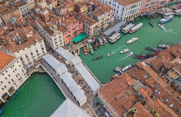 Luftaufnahme der Rialtobrücke in Venedig