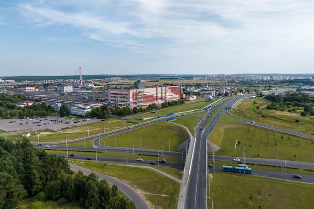 Luftaufnahme der riesigen Straßenkreuzung der Autobahn mit starkem Verkehr in der Stadt