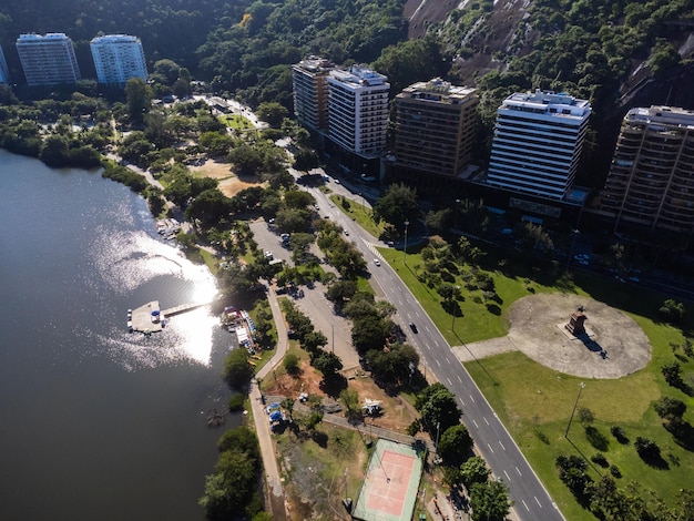 Luftaufnahme der Rodrigo de Freitas Lagune Südzone von Rio de Janeiro Brasilien Im Hintergrund die Strände von Ipanema und Leblon Sonniger Tag Autos, die auf der Avenida Epitacio Pessoa Drohnenfoto fahren