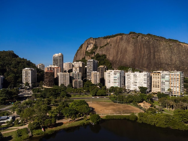 Luftaufnahme der Rodrigo de Freitas Lagune Südzone von Rio de Janeiro Brasilien Im Hintergrund die Strände von Ipanema und Leblon Sonniger Tag Autos, die auf der Avenida Epitacio Pessoa Drohnenfoto fahren