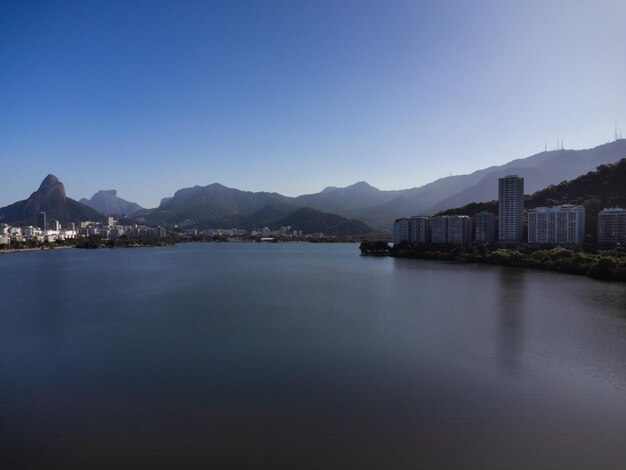 Luftaufnahme der Rodrigo de Freitas Lagune Südzone von Rio de Janeiro Brasilien Im Hintergrund die Strände von Ipanema und Leblon und Morro Dois Irmaos Sonniger Tag Gebäude um Drohnenfoto