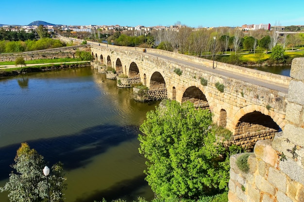 Luftaufnahme der römischen Brücke über den Fluss Guadiana in der römischen Stadt Merida Spanien