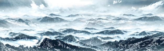 Luftaufnahme der rollenden Schneeberge Landschaft Skyline im Stil der chinesischen Tuschemalerei