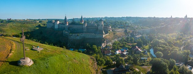 Luftaufnahme der romantischen mittelalterlichen Steinburg auf dem Berg