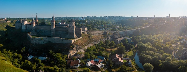 Luftaufnahme der romantischen mittelalterlichen Steinburg auf dem Berg