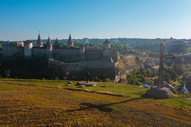 Luftaufnahme der romantischen mittelalterlichen Steinburg auf dem Berg