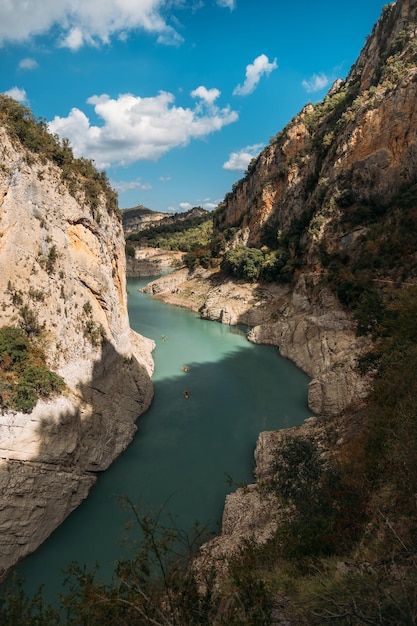 Luftaufnahme der Schlucht Congost de Montrebei und Kajakfahrer an einem sonnigen Tag in Katalonien, Spanien