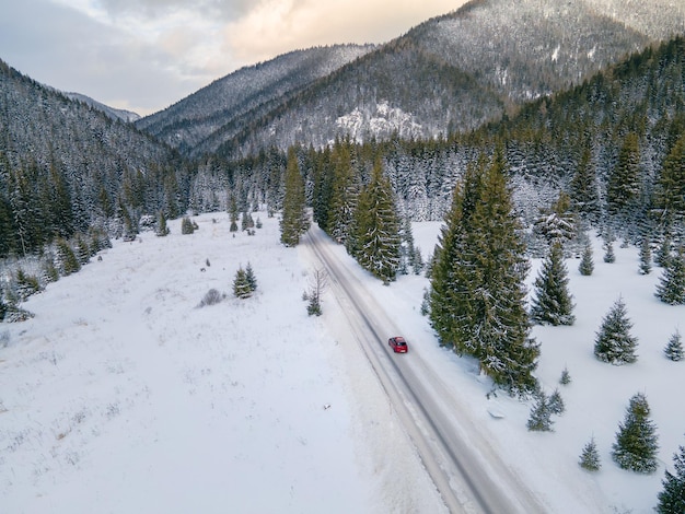 Luftaufnahme der schneebedeckten straße in den tatra-bergen