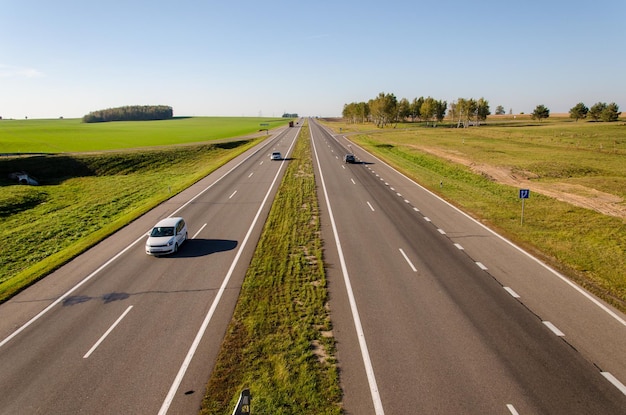 Luftaufnahme der Schnellstraße durch die Landschaft Schöner sonniger Tag