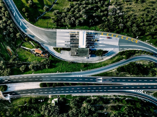 Luftaufnahme der Schnellstraße und der Autobahn mit einer Mautstelle im ländlichen Italien