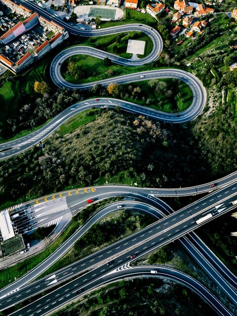 Luftaufnahme der Schnellstraße und der Autobahn mit einer Mautstelle im ländlichen Italien