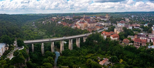 Luftaufnahme der schönen Brücke über das grüne Tal